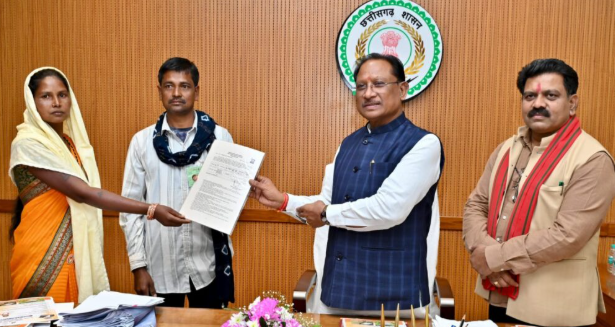 मुख्यमंत्री विष्णु देव साय ने 18 लाख आवास स्वीकृति के दो वर्ष पूर्ण होने पर कॉफी टेबल बुक का किया विमोचन