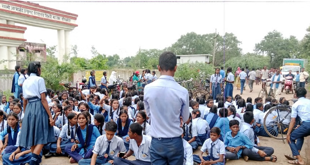 कोसमन्दा गांव में शिक्षा व्यवस्था को लेकर छात्रों का चक्काजाम, नारों के साथ जताया आक्रोश