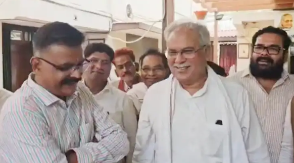 Rupesh Pandey Suspension: भूपेश बघेल से मुलाकात के बाद गरमाई सियासत, भाजपा ने उठाए सवाल