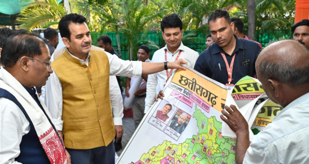 सारंगढ़ के पेंटर शिवकुमार निराला ने मुख्यमंत्री विष्णुदेव साय को भेंट किया अनूठा ‘राजनीतिक मानचित्र’, कला और विश्लेषण का अद्भुत संगम