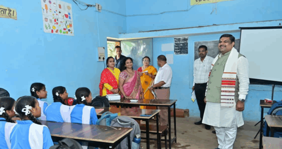 स्कूलों में डोम और शौचालय निर्माण की घोषणा, मंत्री गजेन्द्र यादव ने किया आकस्मिक निरीक्षण