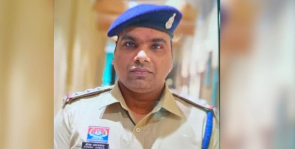 Gobra Navapara Illegal Liquor: अवैध शराब मामले में बड़ी कार्रवाई, थाना प्रभारी दीपेश जायसवाल निलंबित