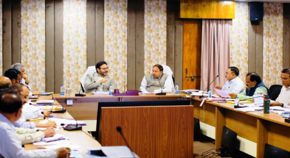 छत्तीसगढ़ PWD की सख्ती: काम में देरी पर ठेकेदारों पर होगी पेनाल्टी, दिसंबर 2025 तक सभी सड़क मरम्मत कार्य पूरे करने के निर्देश