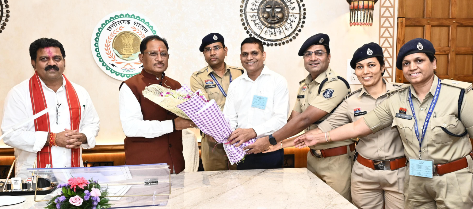 राज्य पुलिस सेवा अधिकारियों को मिला वरिष्ठ प्रवर श्रेणी वेतनमान, मुख्यमंत्री और उप मुख्यमंत्री से की सौजन्य भेंट