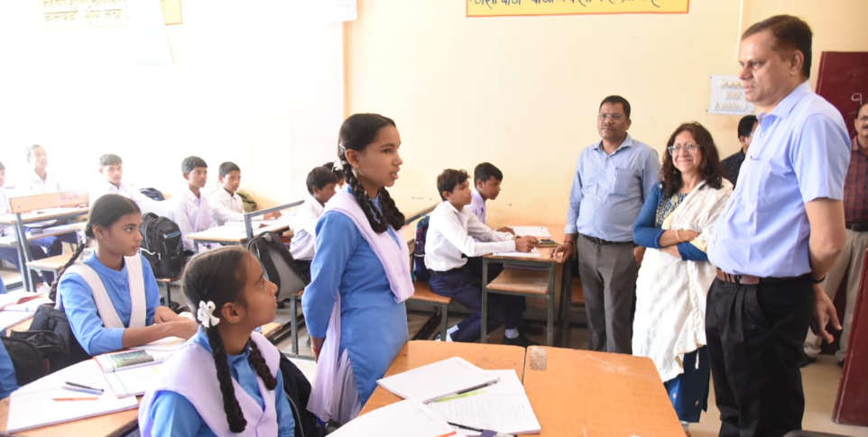 संभाग आयुक्त ने दुर्ग के बेलौदी और नगपुरा गांवों का किया औचक निरीक्षण, शिक्षा, स्वास्थ्य और पंचायत व्यवस्था की ली समीक्षा