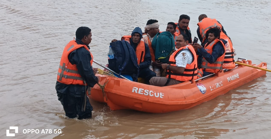 एस.डी.आर.एफ. दुर्ग की तत्परता से बड़ा हादसा टला, शिवनाथ नदी की बाढ़ में फंसे 32 लोगों को सुरक्षित निकाला गया