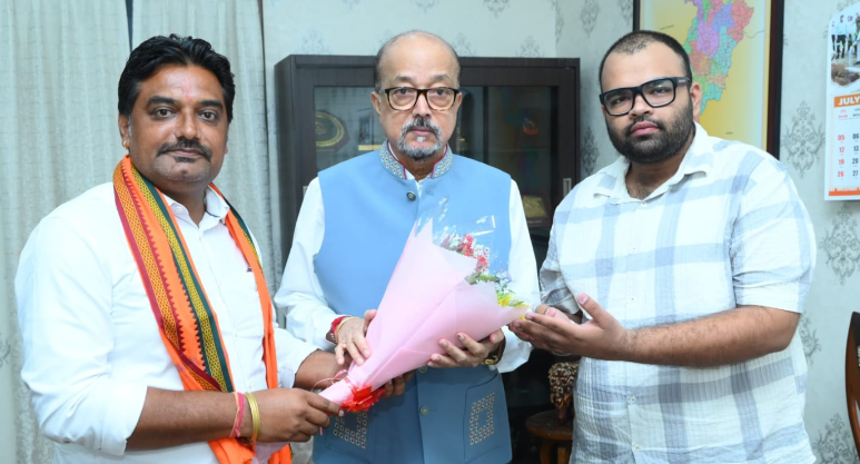 Ramen Deka Shivam Tiwari Meeting: रायपुर लोक भवन में राज्यपाल रमेन डेका से की शिष्टाचार भेंट, विकास और सामाजिक सरोकारों पर हुई चर्चा