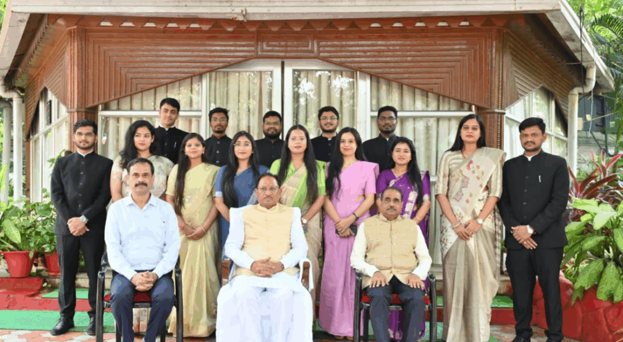 मुख्यमंत्री विष्णुदेव साय से राज्य प्रशासनिक सेवा के प्रशिक्षु अधिकारियों ने की सौजन्य मुलाकात, दिए प्रशासनिक सेवा में समर्पण के मंत्र