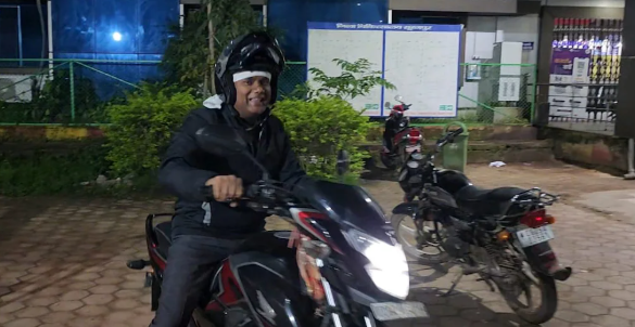 दीपावली से पहले सूरजपुर कलेक्टर जयवर्धन का गुप्त निरीक्षण: हेलमेट लगाकर बाइक से निकले और खुद लिया सुरक्षा प्रबंधों का जायज़ा
