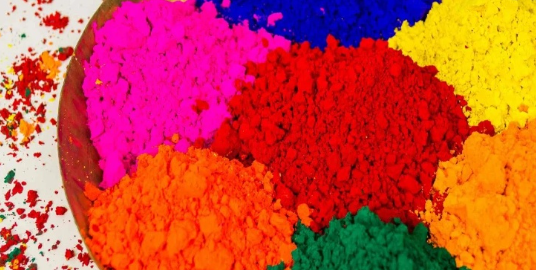 बिहान समूह की महिलाओं ने प्राकृतिक रंगों से तैयार किया सुरक्षित हर्बल गुलाल