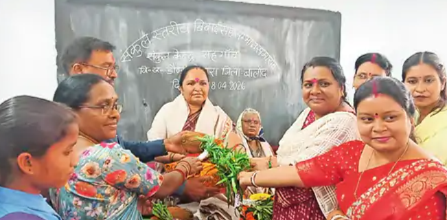 Retired Teachers Were Given Farewell: संकुल सहगांव में 2 शिक्षकों की भावभीनी विदाई, लक्ष्मी धुरंधर का पदोन्नति पर सम्मान