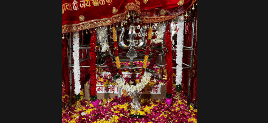 हेडलाइन:भादो अमावस्या पर सत्ती माता मंदिर में महाआरती, भक्तों ने चढ़ाई चुनरी-नारियल, सफाई दीदियों को सामग्री वितरित