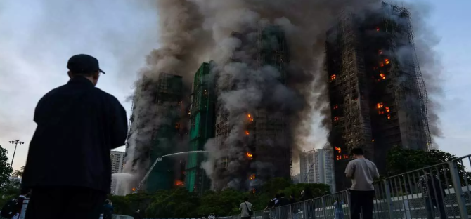 हांगकांग अग्निकांड पर तीन दिन का शोक: 128 मौतों के बीच ‘Wang Fuk Court’ में दर्द और तलाश जारी