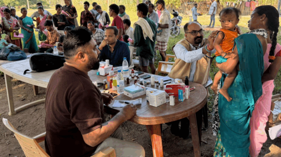 बस्तर के माओवाद प्रभावित इलाकों में पहुँची स्वास्थ्य सेवाएं: नारायणपुर, सुकमा और बीजापुर में विशेष शिविरों से 1324 ग्रामीणों को मिला उपचार