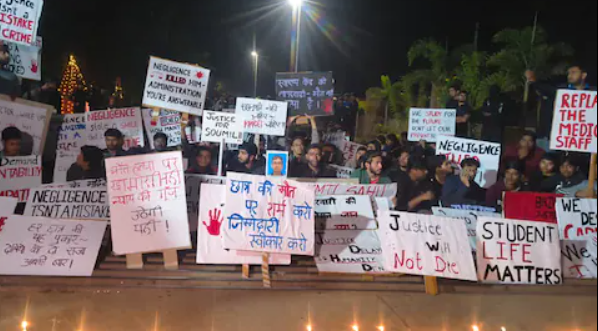 IIT भिलाई में छात्र सोमिल साहू की मौत पर कैंडल मार्च, छात्रों ने लगाया प्रशासन पर लापरवाही का आरोप