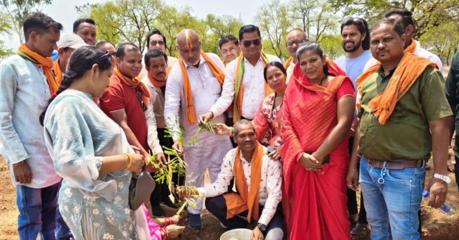 World Environment Day Durg: अमृत सरोवर में वृक्षारोपण और पर्यावरण संरक्षण का संदेश
