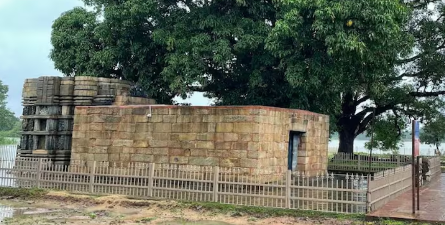 तालाब के बीच खड़ा इतिहास: बस्तर का चन्द्रादित्य मंदिर, जहां पत्थरों में बसता है अतीत