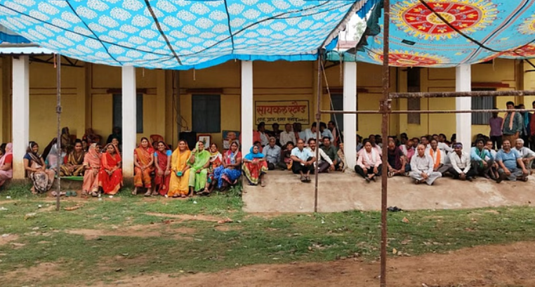 बालोद जिले के बोहारा गांव में स्कूल मर्जिंग के खिलाफ अनिश्चितकालीन धरना, ग्रामीण बोले- “ये सिर्फ स्कूल नहीं, गांव की आत्मा है”