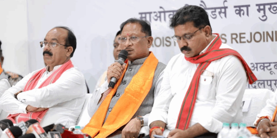 बस्तर में ऐतिहासिक बदलाव: 210 माओवादी कैडरों ने बंदूक छोड़ संविधान को अपनाया, मुख्यमंत्री साय बोले – यह आत्मसमर्पण नहीं, आत्मजागरण है