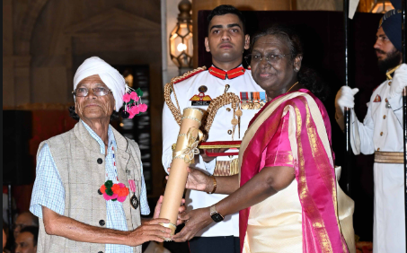 बस्तर के पंडीराम मंडावी को पद्मश्री सम्मान, जनजातीय वाद्य यंत्र और काष्ठ शिल्प कला में अतुलनीय योगदान के लिए मिला राष्ट्रीय गौरव