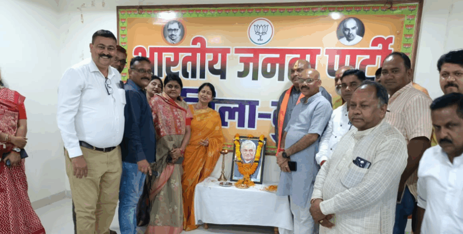 छत्तीसगढ़ राज्य निर्माता अटल बिहारी वाजपेयी की पुण्यतिथि पर भाजपा जनों ने किया नमन