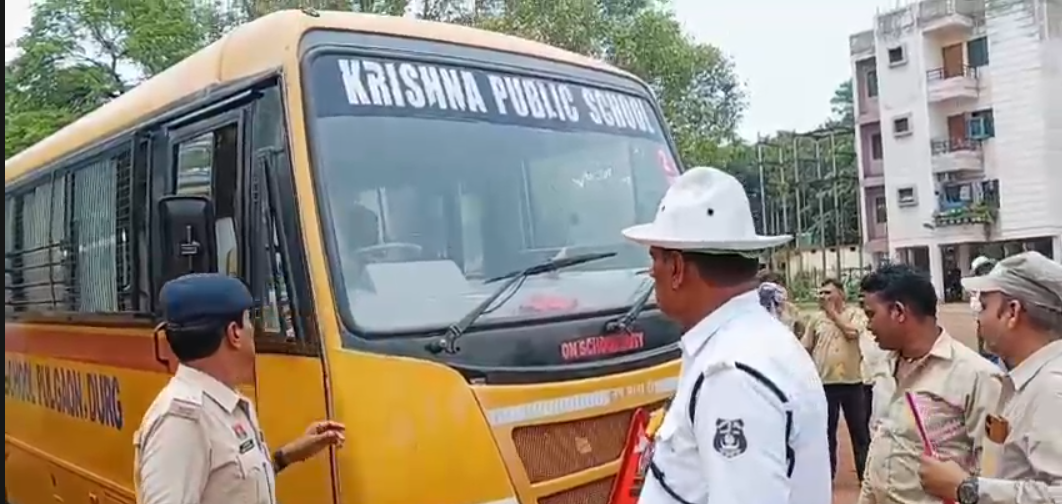 दुर्ग में स्कूली बसों की जांच: 167 बसों की जांच, 8 पर कार्रवाई, 91 चालकों की आँखों में समस्या पाई गई