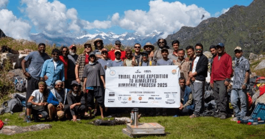 जशपुर के आदिवासी युवाओं ने रचा इतिहास: हिमालय की जगतसुख पीक पर खोला नया “विष्णु देव रूट”