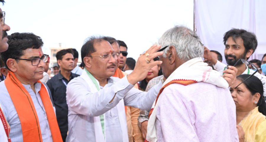 Health Camp में मुख्यमंत्री ने बांटी खुशियां