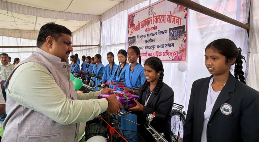 School Education Review: शिक्षा मंत्री गजेंद्र यादव का बड़ा एक्शन, कमजोर स्कूलों में सुधार और नियमित रिवीजन टेस्ट के निर्देश