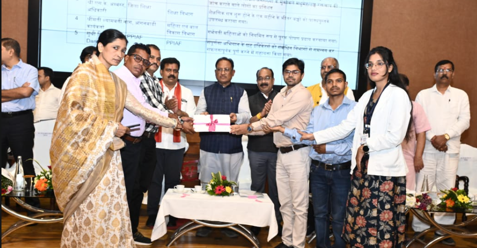 छह संकेतकों में श्रेष्ठ प्रदर्शन पर बस्तर और कोंडागांव जिलों को स्वर्ण पदक, छह विकासखंडों को भी मिला सम्मान