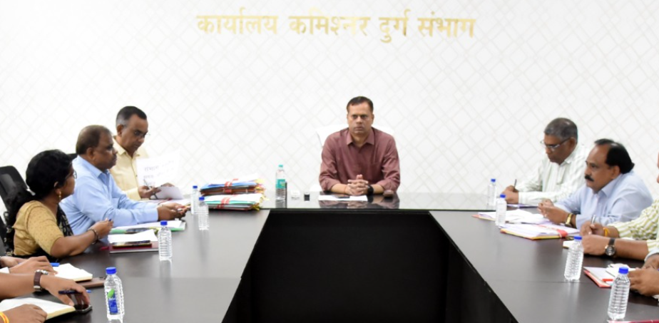 दुर्ग संभाग में खरीफ तैयारी, शिक्षा व्यवस्था और जल प्रबंधन की समीक्षा, संभाग आयुक्त ने दिए महत्वपूर्ण निर्देश