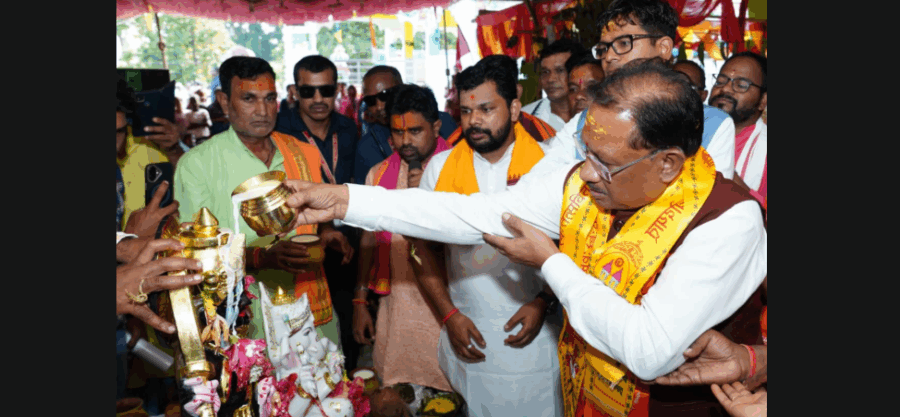 मुख्यमंत्री विष्णु देव साय ने झगरपुर में रणेश्वर रामचंडी मंदिर प्राण प्रतिष्ठा में की पूजा, की करोड़ों की विकास घोषणाएं