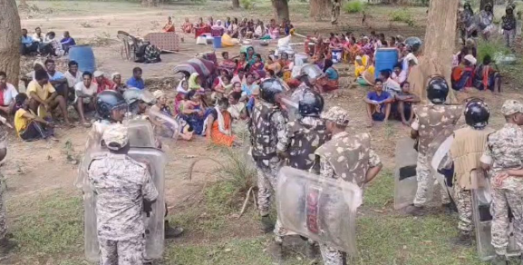 Narayanpur Christian Families Dispute: दो ईसाई परिवारों को गांव छोड़ने के आरोप के बाद बढ़ा तनाव, पुलिस तैनात