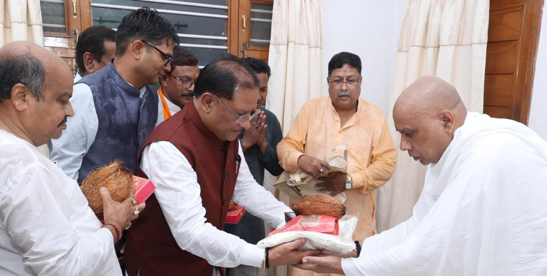 गुरु पूर्णिमा पर मुख्यमंत्री विष्णु देव साय ने रायगढ़ के बनोरा स्थित अघोर गुरुपीठ में किए दर्शन, राज्य की समृद्धि के लिए मांगा आशीर्वाद