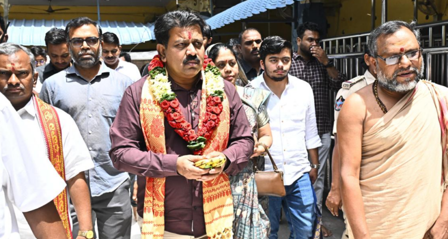 Vijay Sharma Kanaka Durga Temple: डिप्टी सीएम विजय शर्मा ने परिवार सहित मां कनक दुर्गा के किए दर्शन