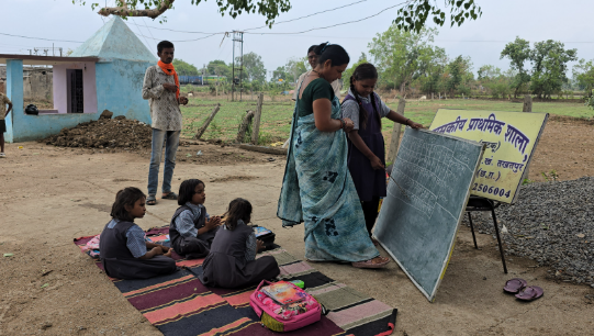 Bilaspur Government School: भवन नहीं, पीपल के पेड़ के नीचे लग रही कक्षाएं, बच्चों की पढ़ाई पर संकट