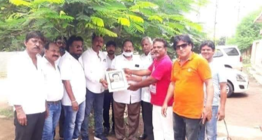 छत्तीसगढ़ कलाकार सेवा समिति द्वारा रायपुर नाका मुक्तिधाम में वृक्षारोपण, पूर्व पार्षद अरुण सिंह को तैलीय केनवास पेंटिंग भेंट