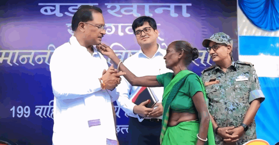 सुशासन तिहार में माँ के आशीर्वाद से भावुक हुआ माहौल, प्रधानमंत्री आवास की चाबी पाकर छलक पड़ीं शम्मी दुर्गम की भावनाएं