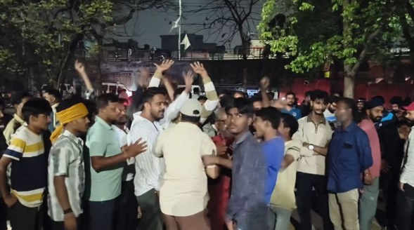 दुर्ग छावनी झड़प: बड़ी खबर, पुलिस पर पथराव हुआ, सीएसपी घायल हो गए।
