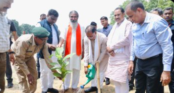 “एक पेड़ माँ के नाम” अभियान के तहत संबलपुर में पौधारोपण, जनप्रतिनिधियों की उपस्थिति में बादाम का पौधा लगाया गया