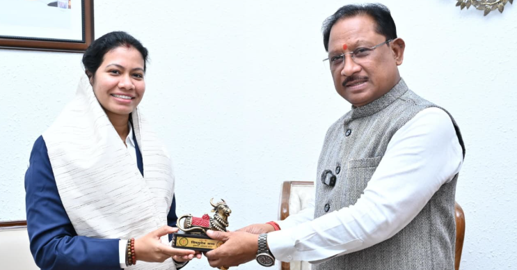 छत्तीसगढ़ की बेटी आकांक्षा सत्यवंशी को मुख्यमंत्री ने किया सम्मानित, महिला क्रिकेट टीम की वर्ल्ड कप जीत में रही अहम भूमिका