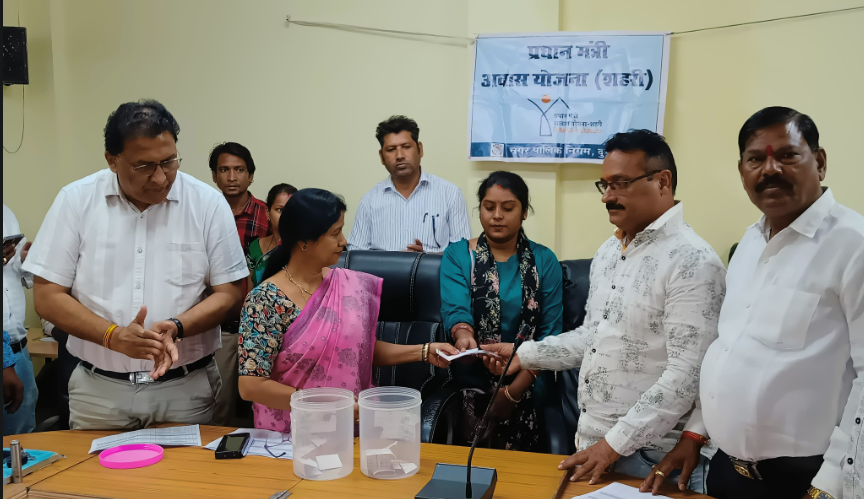 दुर्ग में प्रधानमंत्री आवास योजना के तहत 38 हितग्राहियों को आवास का आवंटन, खुले लाटरी पद्धति से हुआ निष्पक्ष वितरण