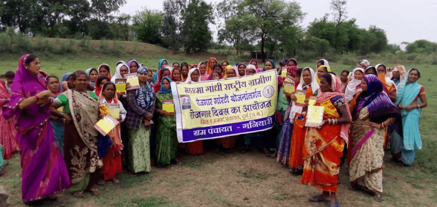 मनरेगा के तहत दुर्ग जिले में रोजगार दिवस का आयोजन, ग्रामीणों को योजनाओं की दी गई विस्तृत जानकारी
