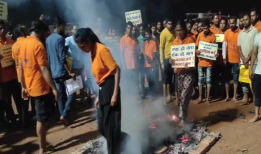 समायोजन की मांग को लेकर शिक्षकों का उग्र प्रदर्शन: छत्तीसगढ़ में अंगारों पर चलकर जताया विरोध