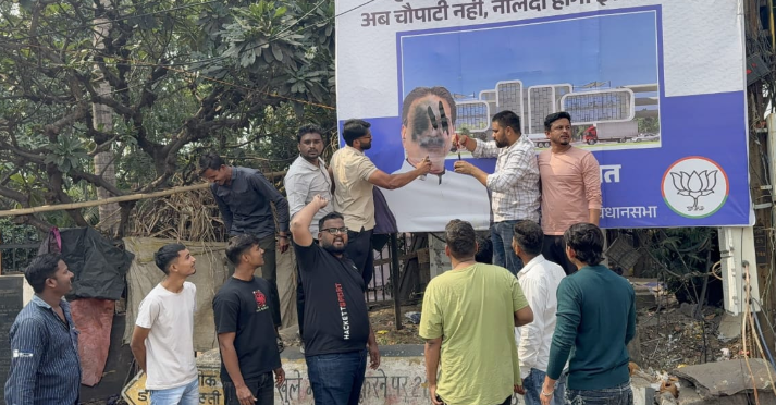 NIT चौपाटी शिफ्टिंग पर रायपुर में उबाल: युवा कांग्रेस का विरोध तेज, विधायक मूणत के पोस्टर पर कालिख