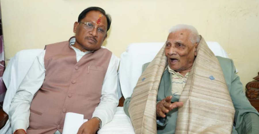 92 वर्षीय लोकतंत्र सेनानी से बैकुंठपुर में की सौजन्य भेंट, आपातकाल की यादें हुईं ताजा