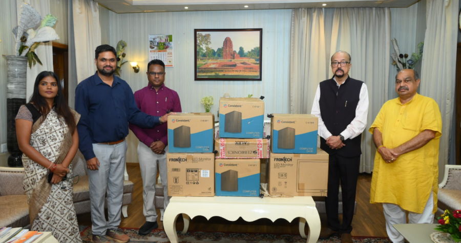 Governor Ramen Deka: बस्तर के वनांचल स्कूल को मिले 10 कंप्यूटर, डिजिटल शिक्षा को बड़ी सौगात