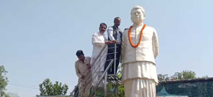 Chhattisgarh News: पेंड्रा में बिसाहू दास महंत जयंती पर 15 नेताओं ने दी श्रद्धांजलि