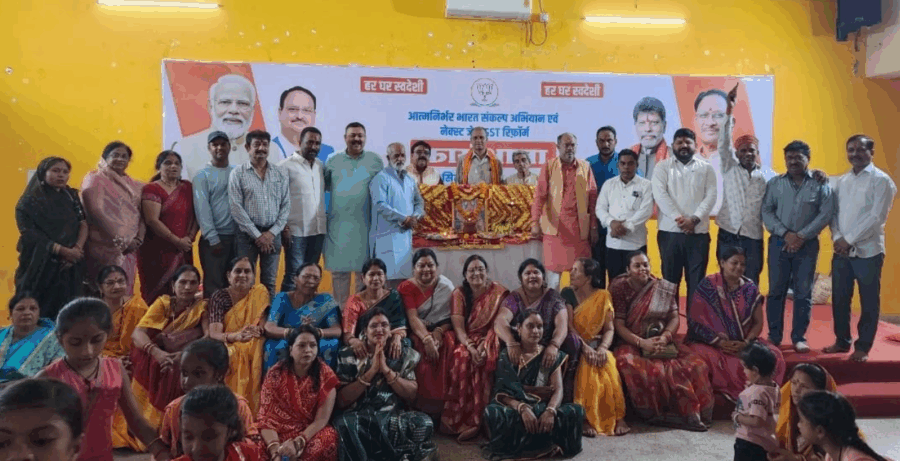 नवरात्रि पर ‘बेटी बचाओ बेटी पढ़ाओ’ प्रकल्प द्वारा 151 कन्याओं का पांव पखारकर कन्या भोज आयोजन