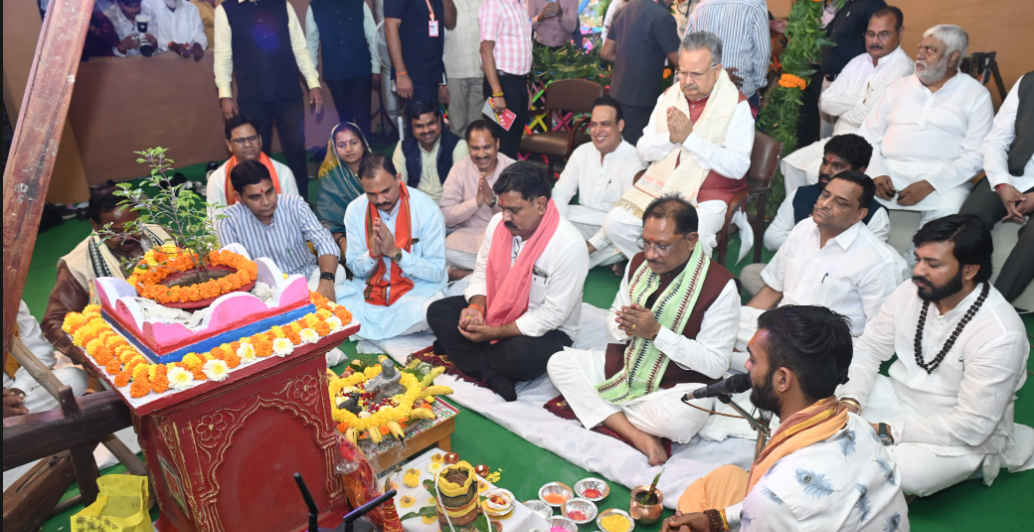 गाय-बछड़े को लोंदी खिलाकर मुख्यमंत्री ने दिया पशुधन संरक्षण का संदेश, हरेली पर्व पर छत्तीसगढ़ी परंपरा की दिखी जीवंत झलक